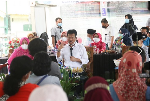 Wali Kota Batam Muhammad Rudi turun langsung berdialog dengan wali murid perihal persoalan Penerimaan Peserta Didik Baru (PPDB) di SMP Negeri 30 Batam, Jumat (2/7/2021).