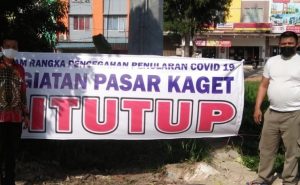 Satpol PP dan Polsek Batuaji, Kota Batam, menutup kegiatan pasar kaget.