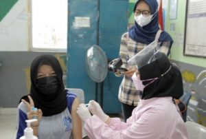 Vaksinasi pelajar di Kota Batam memasuki hari kedua, menyasar ribuan pelajar SMP.