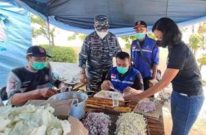 Aktivitas di dapur umum Tanjungpinang untuk meringankan beban pasien isoman Covid-19.