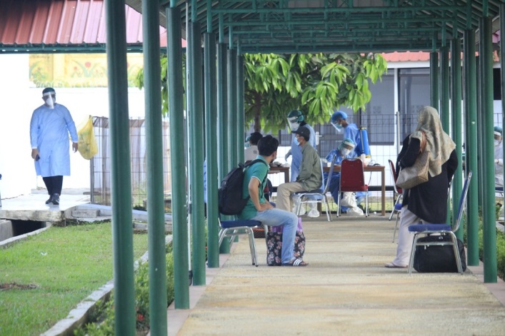 Pasien Covid-19 menjalani isolasi di Asrama Haji Batam.