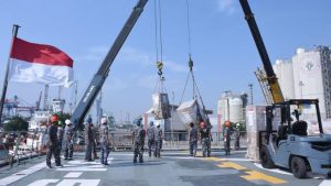 Bantuan medis dari Singapura tiba di dermaga Jakarta International Container Terminal (JICT) II Tanjung Priok, Jakarta Utara, Senin (16/8/2021).