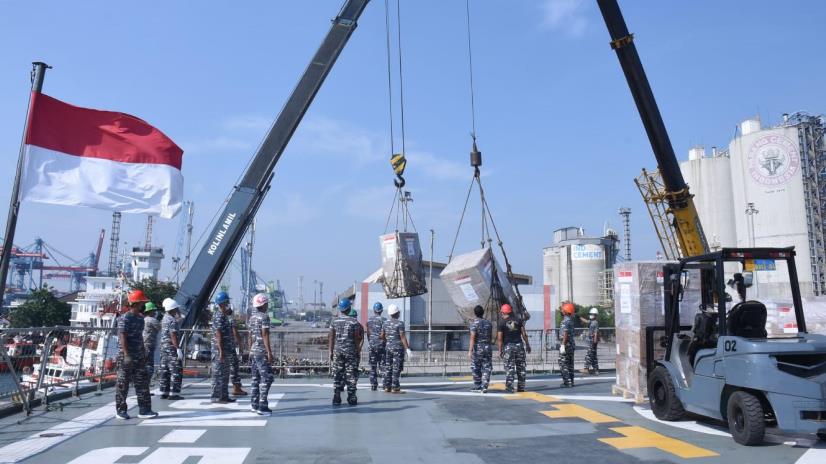 Bantuan medis dari Singapura tiba di dermaga Jakarta International Container Terminal (JICT) II Tanjung Priok, Jakarta Utara, Senin (16/8/2021).