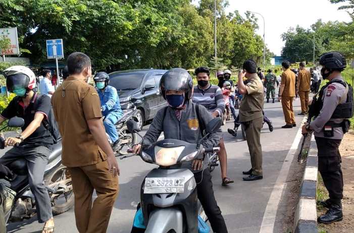 Gugus Tugas Covid-19 Kota Batam melakukan penyekatan di sejumlah ruas jalan saat PPKM.