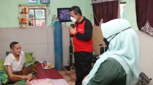 Gubernur Kepri Ansar Ahmad mengunjungi warga yang sedang isoman di Kampung Tanjung Unggat, Tanjungpinang, Rabu (11/8/2021) pagi.