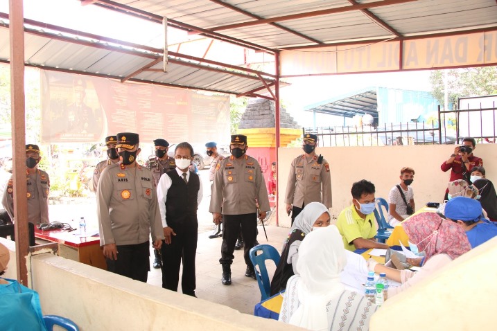 Kapolresta Barelang Kombes Pol Yos Guntur meninjau Gerai Vaksin Presisi yang diadakan secara serentak di seluruh Polsek jajaran Polresta Barelang, Senin (2/8/2021).