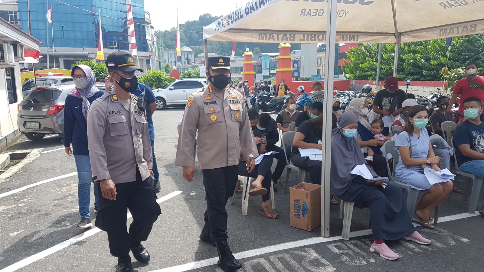 Kapolresta Barelang Kombes Pol Yos Guntur bersama Dandim 0316 Batam Letkol Kav Sigit Dharma Wiryawan meninjau pelaksanaan kegiatan Gerai Vaksin Presisi Polresta Barelang di Mapolsek Lubuk Baja