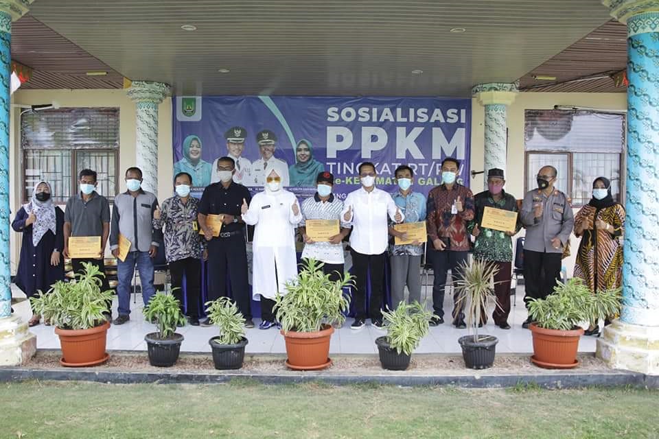 Wakil Wali Kota Batam, Amsakar Achmad, bersama Wakil Gubernur Kepri, Marlin Agustina, menyosialisasikan PPKM Level 4 di Kecamatan Galang, Batam, Kamis (5/8/2021).