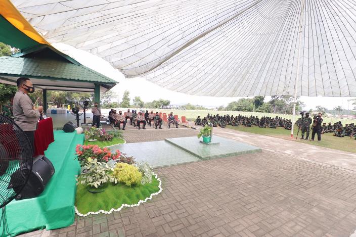 Kapolda Kepri Irjen Pol Aris Budiman didampingi Danrem 033/WP Brigjen TNI Jimmi Ramoz Manalu mengunjungi Mako Yonif Raider Khusus 136/TS.