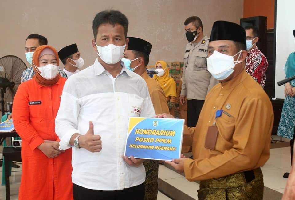Wali Kota Batam, Rudi menyerahkan insentif petugas posko PPKM di Sekolah Yos Sudarso, Jumat (6/8/2021).