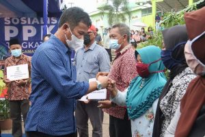 Wali Kota Batam, Muhammad Rudi, membagikan insentif posko PPKM di Pulau Buluh. Wali Kota Batam, Muhammad Rudi, membagikan insentif posko PPKM di Pulau Buluh.