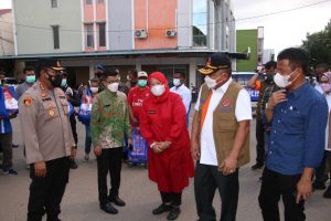 Kepala BNPB RI Letjen TNI Ganip Warsito meninjau Posko PPKM Level 4 di Kelurahan Baloi Permai, Kecamatan Batam Kota, Batam, Sabtu (7/8/2021).