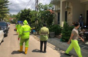 Personel Satsamapta Polresta Barelang kembali melakukan penyemprotan disinfektan di rumah-rumah warga yang terpapar Covid-19 di Perumahan Cluster Puri Legenda, Kota Batam, Sabtu (7/8/2021). Personel Satsamapta Polresta Barelang kembali melakukan penyemprotan disinfektan di rumah-rumah warga yang terpapar Covid-19 di Perumahan Cluster Puri Legenda, Kota Batam, Sabtu (7/8/2021).