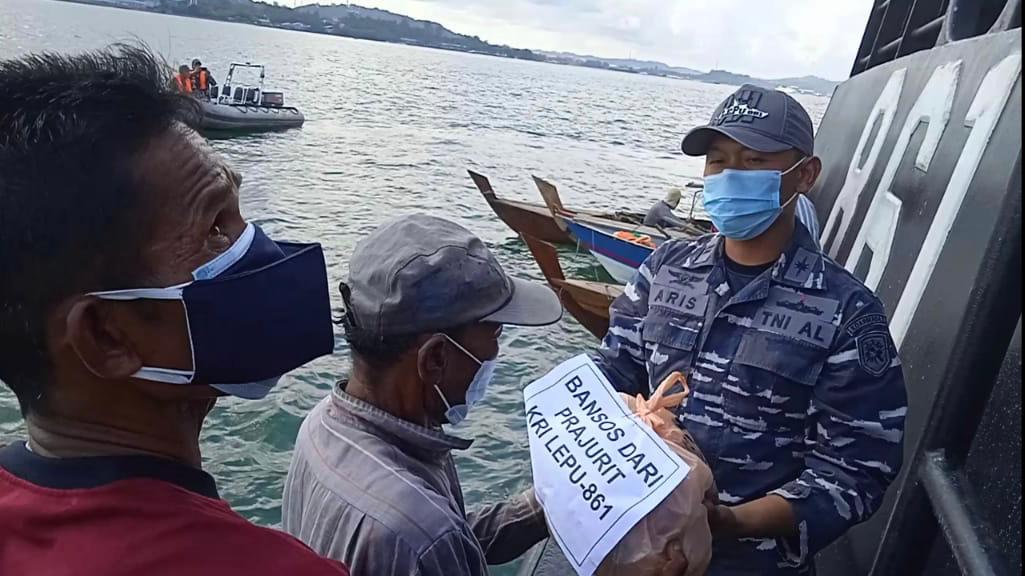 Satrol Lantamal IV Tanjungpinang melaksanakan serbuan bansos dengan memberikan bantuan berupa paket sembako kepada nelayan di daerah operasi, Minggu (8/8/2021) siang.