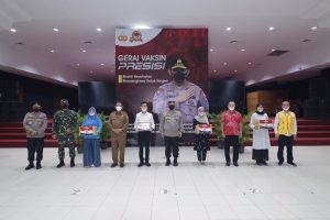 Wakapolri meninjau vaksinasi masal dan menyerahkan bantuan sosial, Senin (9/8/2021).