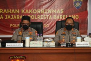 Kakorbinmas Baharkam Polri Irjen Pol Suwondo Nainggolan memberikan arahan kepada seluruh Bhabinkamtibmas Polsek Jajaran Polresta Barelang di Aula Anindhita Lantai 2 Mapolresta Barelang, Senin (9/8/2021).