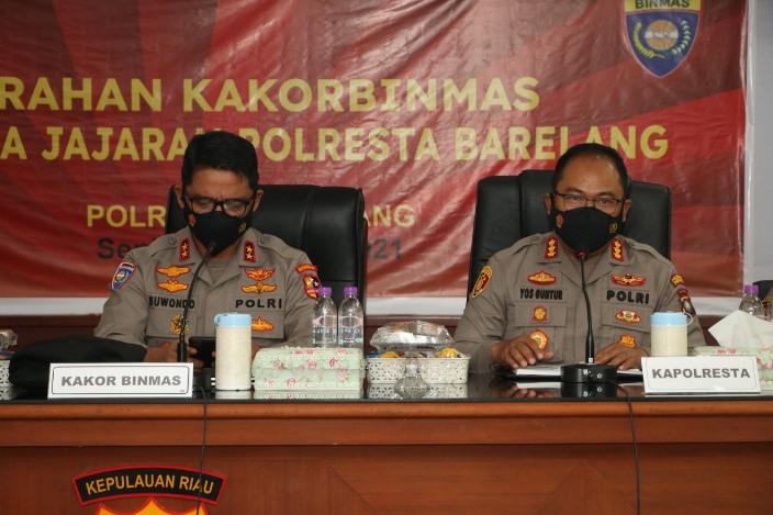 Kakorbinmas Baharkam Polri Irjen Pol Suwondo Nainggolan memberikan arahan kepada seluruh Bhabinkamtibmas Polsek Jajaran Polresta Barelang di Aula Anindhita Lantai 2 Mapolresta Barelang, Senin (9/8/2021).