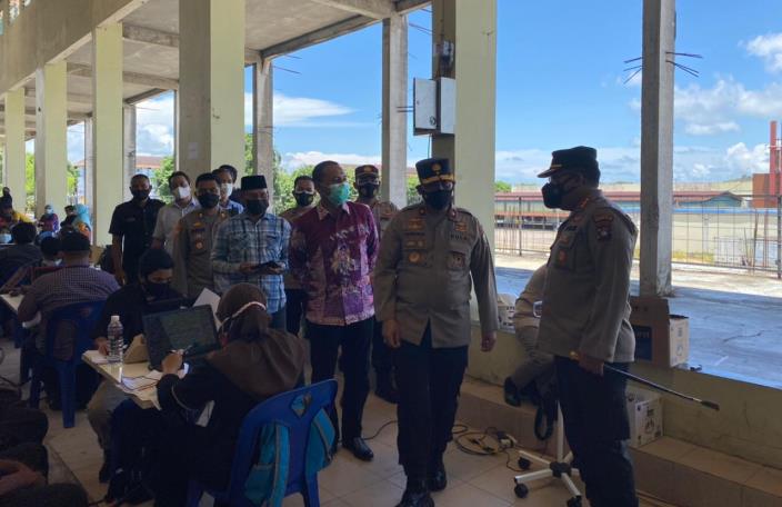 Vaksinasi massal yang dilaksanakan oleh Paguyupan Forkom se-Jatim di Mall Top 100 Tembesi, Kecamatan Sagulung, Kota Batam, Selasa (10/8/2021).