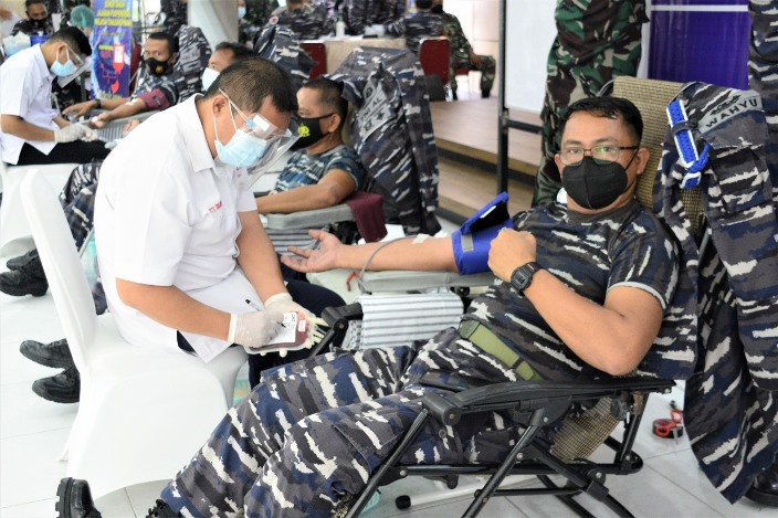 Lantamal IV Tanjungpinang menggelar donor plasma konvalesen dan donor darah ke masyarakat maritim di Gedung Serba Guna Mako Lantamal IV, Jl. Yos Sudarso No.1 Batu Hitam, Tanjungpinang, Kamis (12/8/2021).