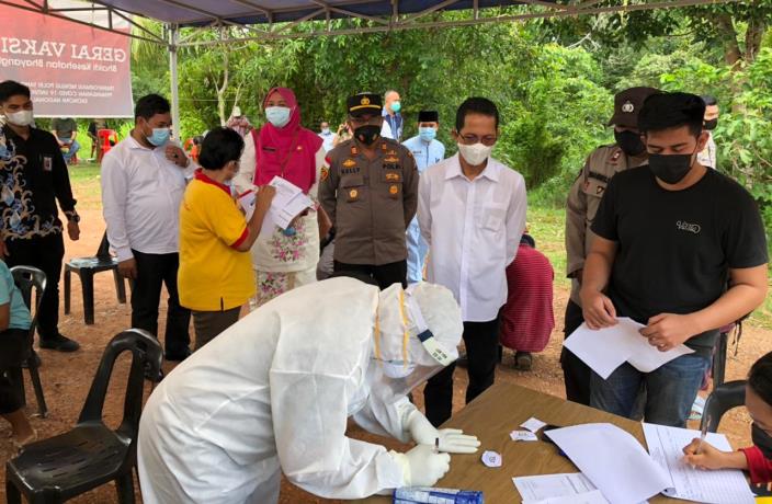 Kapolsek Galang AKP Herman Kelly mendampingi Wakil Walikota Batam Amsakar Achmad meninjau pelaksanaan vaksinasi dalam rangka gerai vaksin merdeka di Mapolsek Galang, Jumat (13/8/2021)