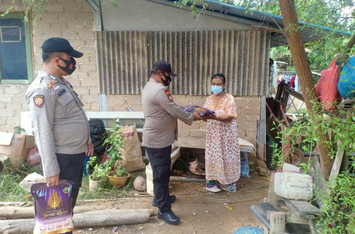 Polsek Sei Beduk membagikan paket sembako kepada masyarakat terdampak PPKM Level 3, Sabtu (14/8/2021)