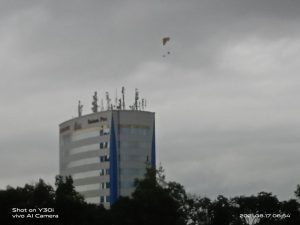 Giat atraksi paramotor di acara HUT RI ke-76 di Kota Batam.