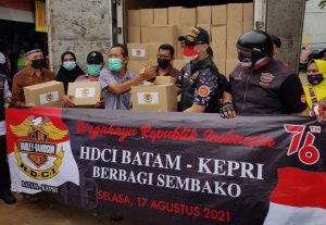 Komunitas Harley Davidson Club Indonesia (HDCI) Batam dan Kepri menggelar kegiatan bakti sosial di Kota Batam, Selasa (17/8/2021).