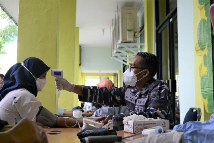 Pangkalan Utama TNI Angkatan Laut (Lantamal) IV Tanjungpinang kembali melaksanakan serbuan vaksin Covid-19 di Poltekes, Jl. Arif Rahman Hakim Tanjungpinang, Kamis (19/8/2021).