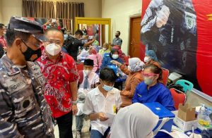 Komandan Pangkalan Utama TNI Angkatan Laut IV Tanjungpinang, Laksamana Pertama TNI Indarto Budiarto meninjau pelaksanaan vaksinasi pelajar di Batam.