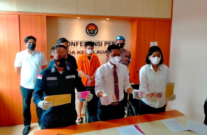 Subdit 3 Ditreskrimsus Polda Kepri menetapkan WD, Aparatur Sipil Negara di SKIPM, sebagai tersangka korupsi ekspor udang yang akan dikirim ke Singapura.