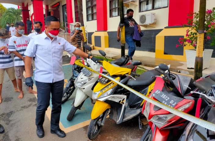 Ditreskrimum Subdit III Polda Kepri menangkap dua pelaku pencurian motor, Senin (23/8/2021).