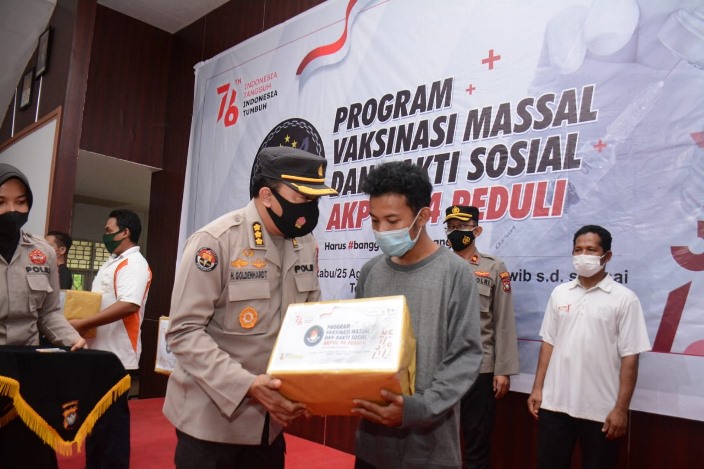 Polda Kepri menggelar vaksinasi massal dan bakti sosial Akpol 94 Peduli dalam rangka membantu masyarakat terdampak Covid-19, Rabu (25/8/2021).