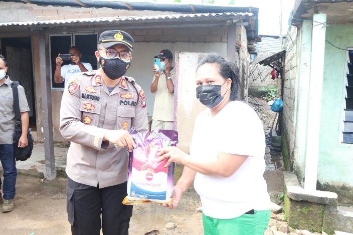 Polresta Barelang membagikan sembako dan masker kepada masyarakat terdampak PPKM di Bukit Timur, Kelurahan Tanjunguma, Kecamatan Lubukbaja, Jumat (27/8/2021).