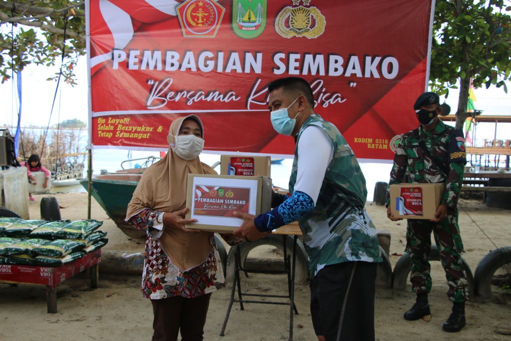 Kapolresta Barelang Kombes Pol Yos Guntur bersama Forkopimda Batam membagikan sembako di Kampung Tua Pantai Nongsa, Kelurahan Sambau, Kecamatan Nongsa, Sabtu (28/8/2021).