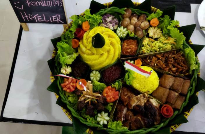 Harris Resort Barelang Batam meraih juara 2 dalam Lomba Tumpeng Merah Putih pada Minggu (29/8/2021).