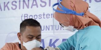 Tenaga kesehatan (nakes) di RSBP Batam menjalani vaksinasi dosis ketiga, Selasa (10/8/2021).