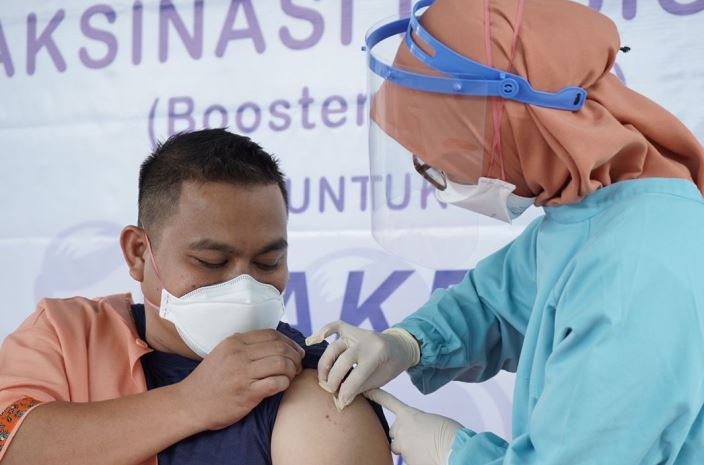 Tenaga kesehatan (nakes) di RSBP Batam menjalani vaksinasi dosis ketiga, Selasa (10/8/2021).