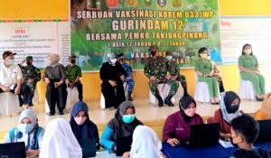TNI bersama Pemko Tanjungpinang melakukan Serbuan Vaksinasi bagi pelajar usia 12 sampai 17 tahun di SMPN 1 Tanjungpinang, Sabtu (21/8/2021).