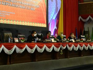 Pembahasan nota keuangan dan Ranperda tentang Perubahan APBD Provinsi Kepri tahun anggaran 2021 sekaligus persetujuan menjadi Perda di kantor DPRD Kepri, Rabu (29/9/2021).