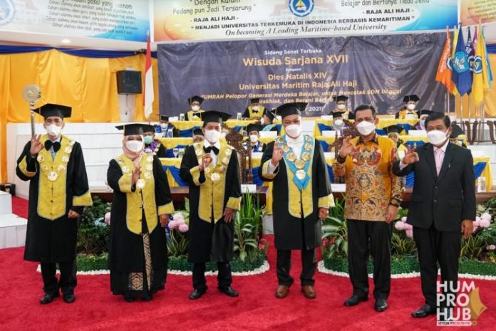 Gubernur Kepri Ansar Ahmad menghadiri Wisuda Sarjana ke-XVII dan Diesnatali ke-XIV UMRAH di Tanjungpinang, Sabtu (18/9/2021).