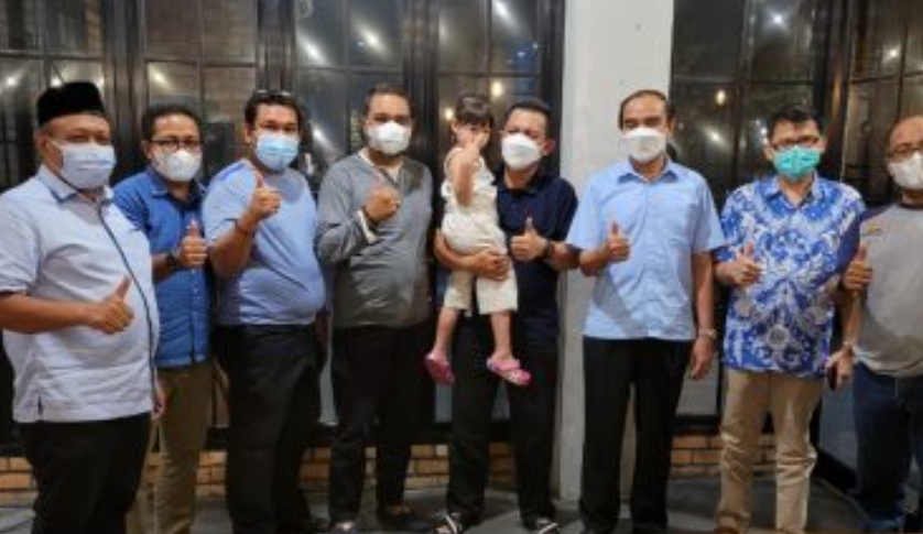 Gubernur Provinsi Kepulauan Riau Ansar Ahmad bersama alumni UNRI di Pekanbaru