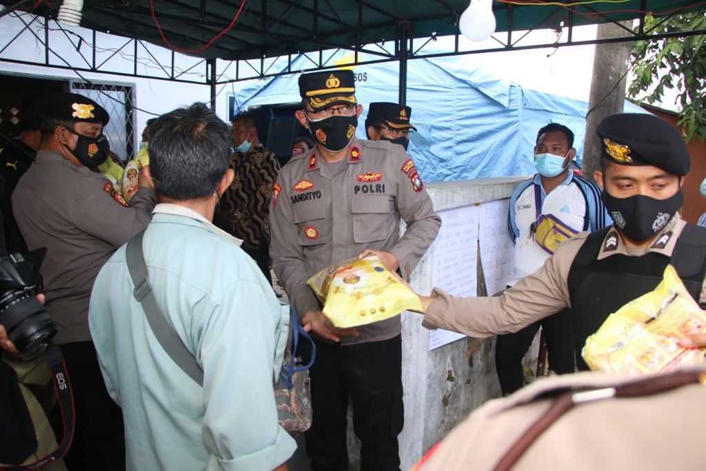 Kapolresta Barelang AKBP Yos Guntur memberikan bantuan kepada korban kebakaran di area Blok Baloi Mas Indah, Kecamatan Lubuk Baja, Kota Batam, Kamis (9/9/2021).
