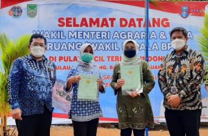 Kementerian Kelautan dan Perikanan (KKP) menerima sertifikat tanah Pulau Pelampong dan Pulau Batu Kementerian Kelautan dan Perikanan (KKP) menerima sertifikat tanah Pulau Pelampong dan Pulau Batu
