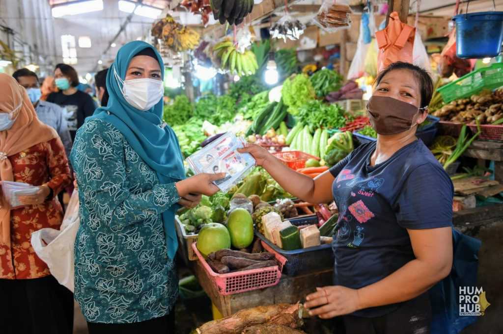 Ketua Tim Penggerak PKK Provinsi Kepri, Dewi Kumalasari Ansar, membagikan masker kepada pedagang di Pasar Mitra Raya Batam Centre, Kamis (23/9/2021).