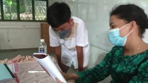 Guru SMPN 6 Batam menjelaskan pada salah seorang siswa yang kurang paham terhadap materi yang diajarkan saat PTM berlangsung pada hari kedua. Kamis (23/9). Guru SMPN 6 Batam menjelaskan pada salah seorang siswa yang kurang paham terhadap materi yang diajarkan saat PTM berlangsung pada hari kedua. Kamis (23/9).