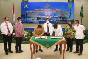 Penandatanganan NPHD dan berita acara serah terima hibah aset BMD antara Pemprov Kepri dan Pemko Batam di Aula Kajati Kepri Senggarang, Tanjungpinang, Senin (27/9/2021).