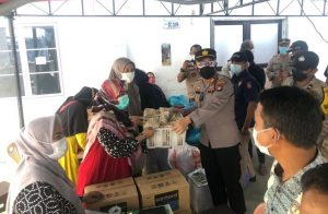 Polsek Lubuk Baja memberikan bantuan kepada korban kebakaran di area Blok Baloi Mas Indah, Kecamatan Lubuk Baja, Kota Batam, Kamis (9/9/2021).