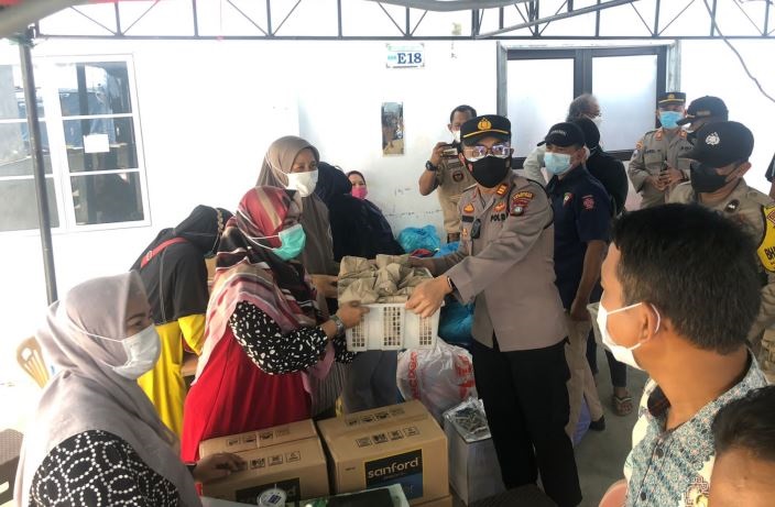 Polsek Lubuk Baja memberikan bantuan kepada korban kebakaran di area Blok Baloi Mas Indah, Kecamatan Lubuk Baja, Kota Batam, Kamis (9/9/2021).