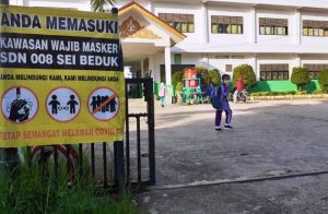 Disiplin protokol kesehatan di sekolah di Kota Batam di masa PPKM Level 3.