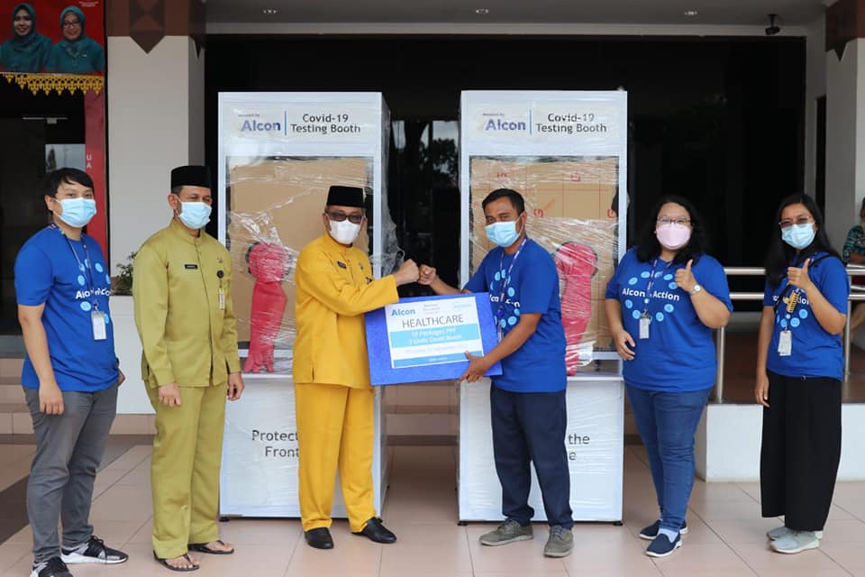 Sekda Kota Batam, Jefridin Hamid menerima bantuan testing booth Covid-19 atau bilik pelindung pemeriksaan sample PCR dari PT Ciba Vision Batam.